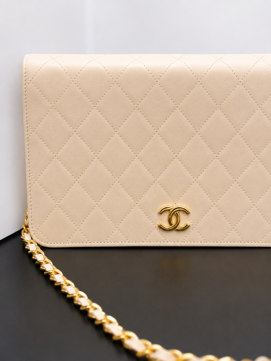 Chanel Vintage Flap Lambskin Shoulder Bag I White with Gold Hardware