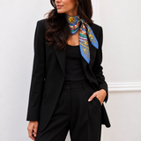 Modelo NEW NEW de blazer preto usando o lenço Hermès Astrologie / Dies et Hore; composição com IA a partir da modelo fornecida