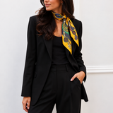 Modelo NEW NEW de blazer preto usando o lenço Hermès Festival; composição com IA a partir da modelo fornecida
