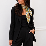 Modelo NEW NEW de blazer preto usando o lenço Hermès Poste et Cavalerie; composição com IA a partir da modelo fornecida